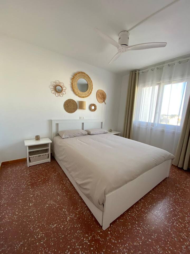 Спалня 1: двойно легло queen size - осигурено е спално бельо