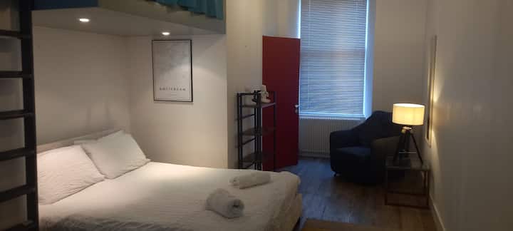 Голямо двойно легло втора спалня с двойно легло мезонет отгоре.