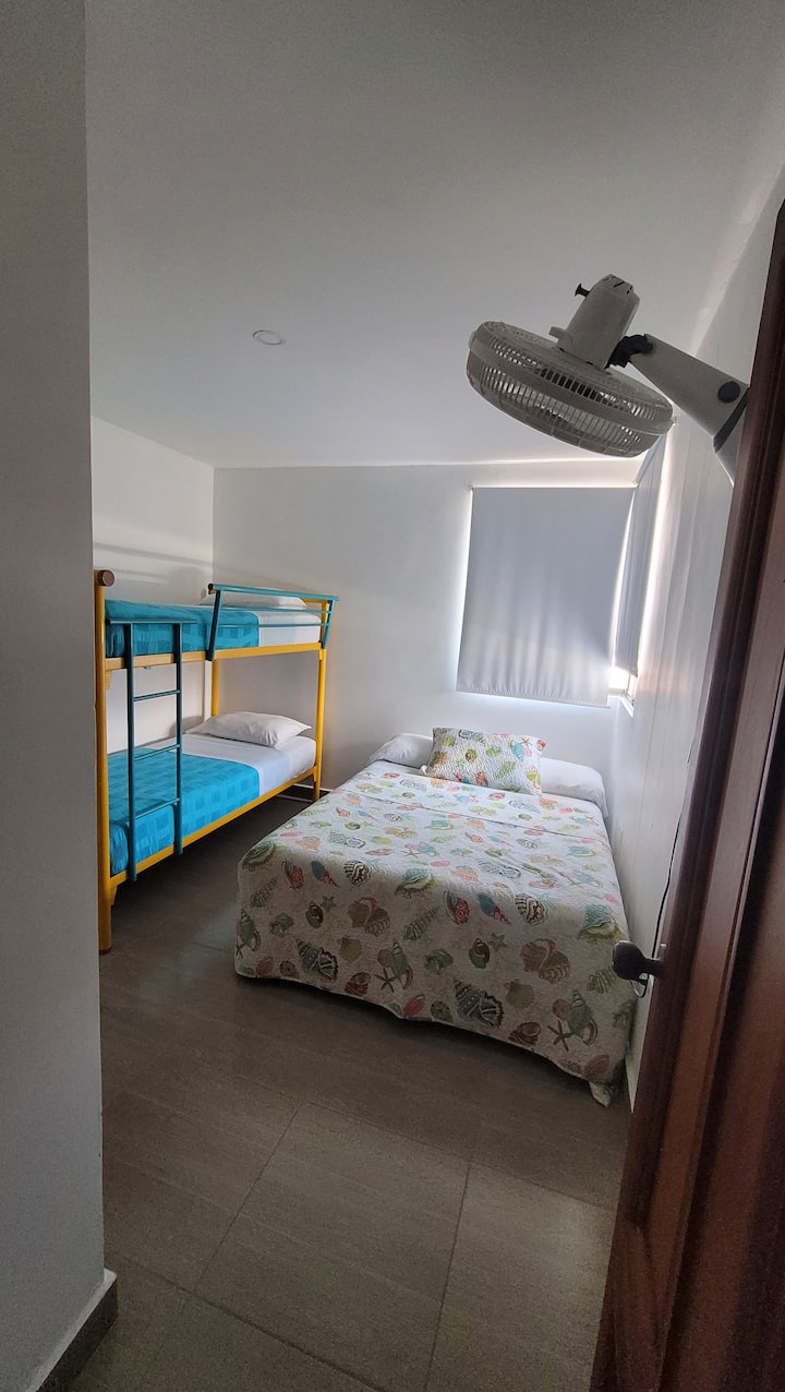 Camera 2, con letto matrimoniale, letto a castello, armadio, ventilatore e aria condizionata centralizzata