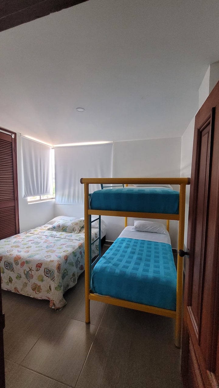 Camera 3, con letto matrimoniale, letto a castello, armadio, ventilatore e aria condizionata centralizzata