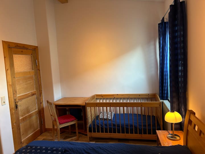 Katika chumba cha kulala kuna kitanda chenye ukubwa wa mita 0.70 x mita 1.40. Kuna kizuizi cha magurudumu ambacho husababisha giza kabisa kwenye chumba.