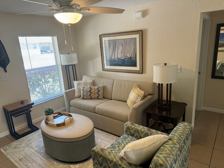 Vychutnajte si pohodlie a nalaďte si svoju obľúbenú šou alebo si vychutnajte dobrý film v tomto príjemnom prostredí obývacej izby.