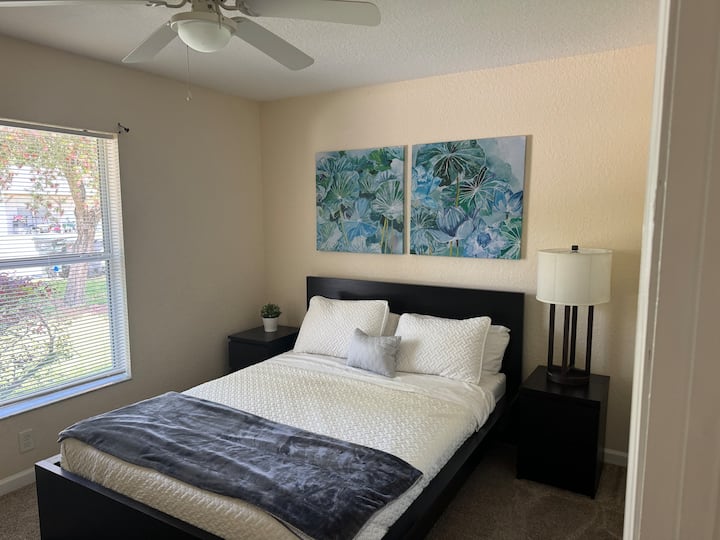 Vitajte vo svojom útulnom útočisku! Táto priestranná spálňa sa nachádza v našom očarujúcom dome a ponúka pokojné útočisko pre váš pobyt. Zdobené moderným nábytkom a vkusnou výzdobou si oddýchnite v pohodlí a štýle.