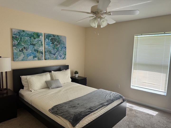 Vitajte vo svojom útulnom útočisku! Táto priestranná spálňa sa nachádza v našom očarujúcom bývaní a ponúka pokojné útočisko pre váš pobyt. Zdobené moderným nábytkom a vkusnou výzdobou si oddýchnite v pohodlí a štýle.