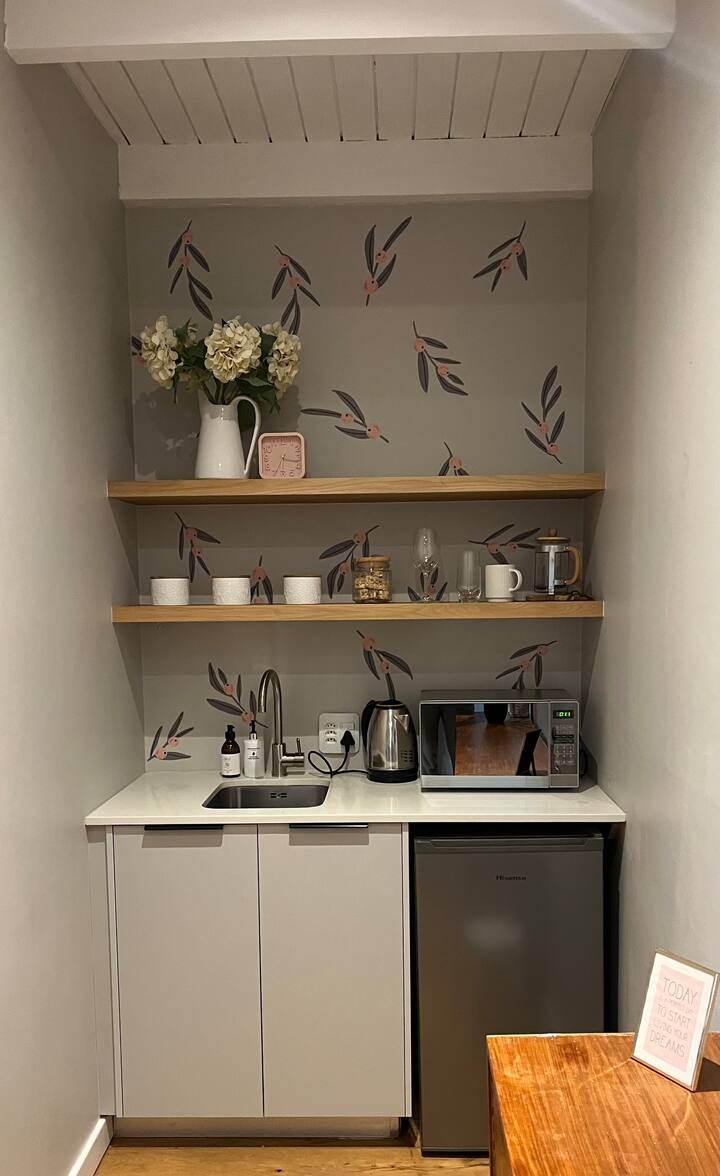 Lovely One-bedroom With Kitchenette En-suite - Stellenbosch