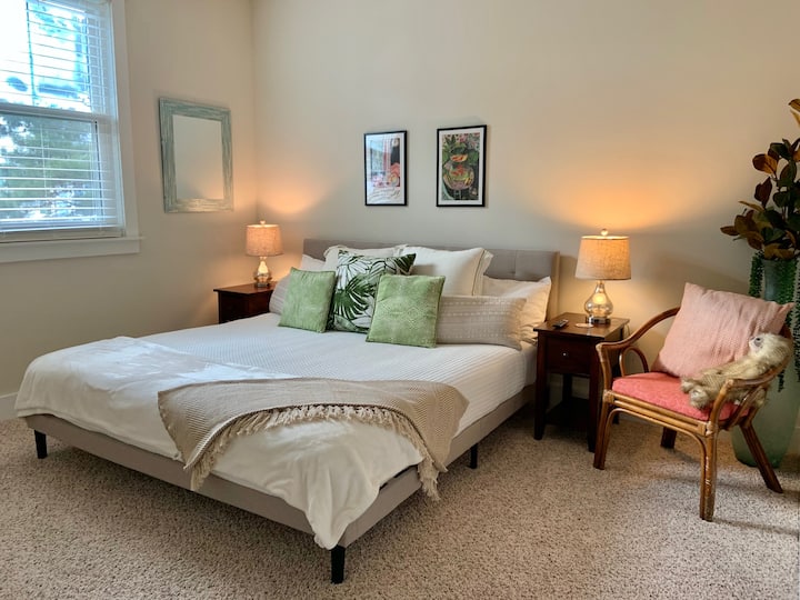 Chumba cha kulala cha wageni na kitanda cha kifahari cha mfalme, TV