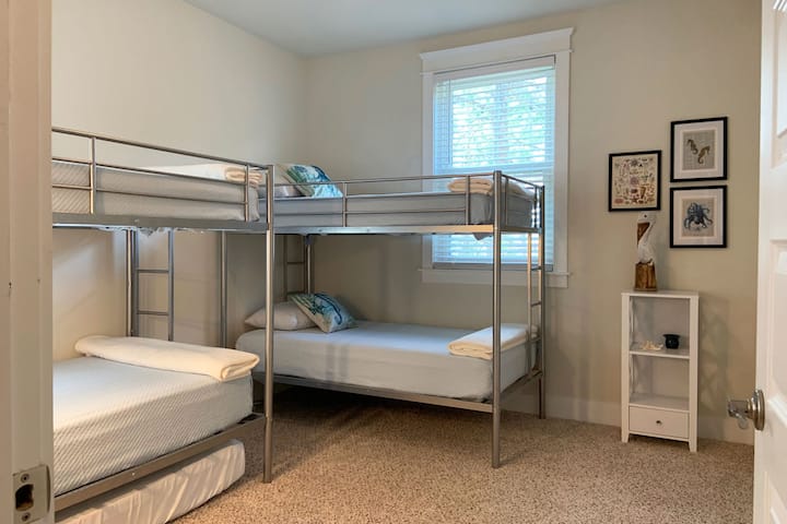 Chumba cha ghorofa kilicho na seti 2 za ghorofa na televisheni