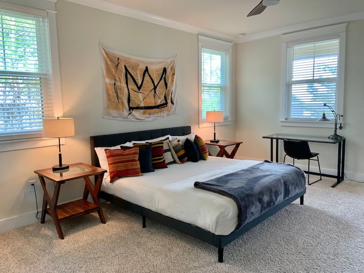 Chumba kikubwa cha kulala kilicho na kitanda cha starehe cha mfalme, TV 55", dawati na kabati 2 za kulala.