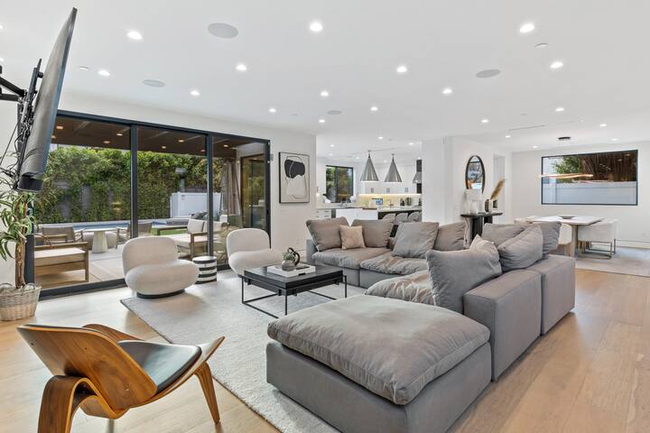 Elegant Beverly Grove Oasis with Top-Tier Comfort gallery image 4