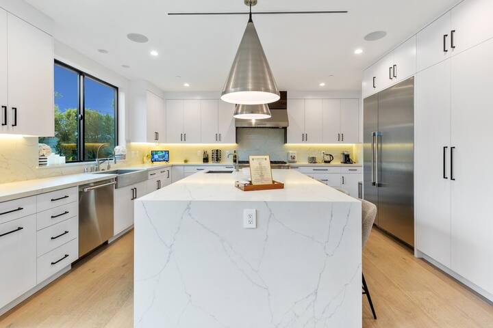 Elegant Beverly Grove Oasis with Top-Tier Comfort gallery image 5