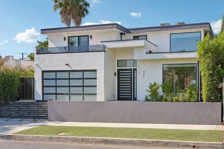 Elegant Beverly Grove Oasis with Top-Tier Comfort gallery image 3