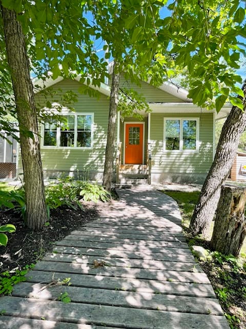 Spacious all-season 3 bdrm cottage, many amenities