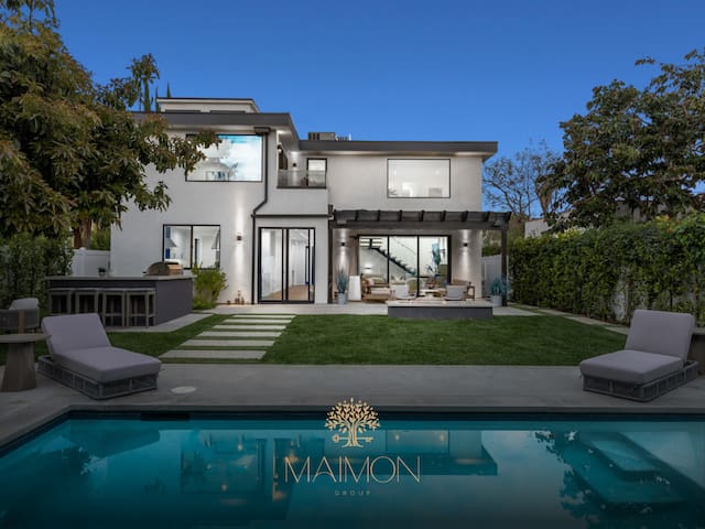 Elegant 6BR Villa w/ Hot Tub, Pool & Games