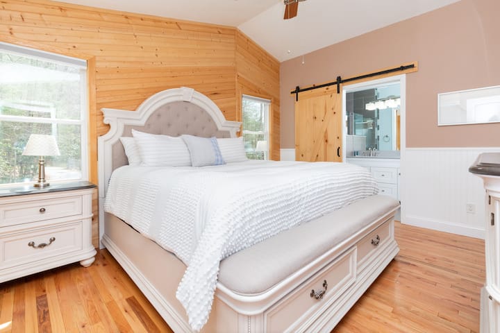 Bellissimo letto matrimoniale con porta scorrevole per bagno completo, armadio e Smart TV