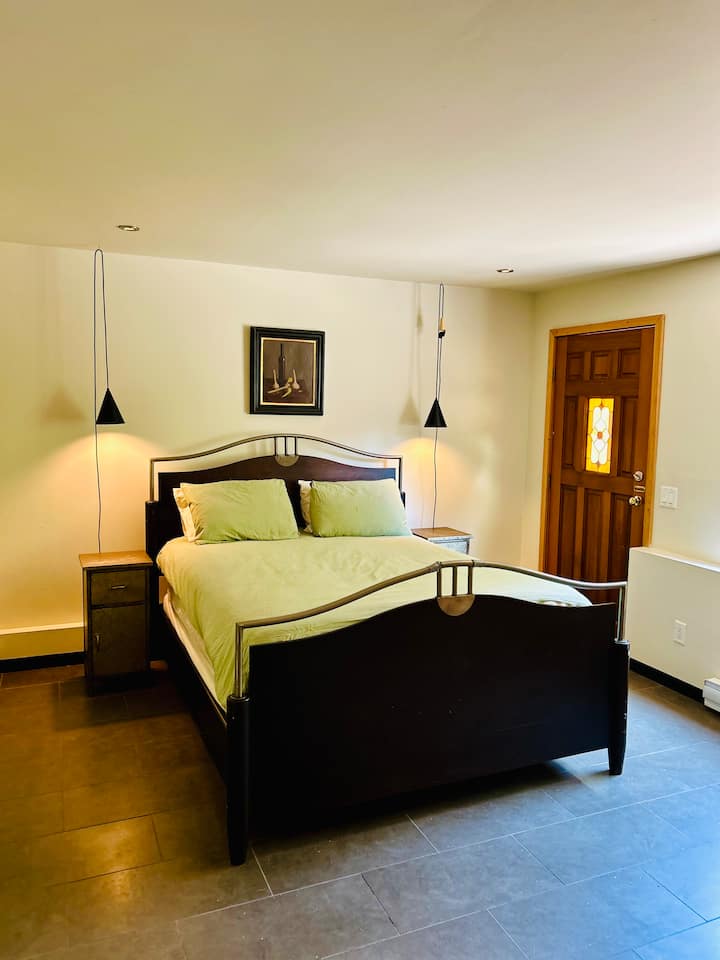 غرفة نوم ثانية بسرير مريح بحجم كوين