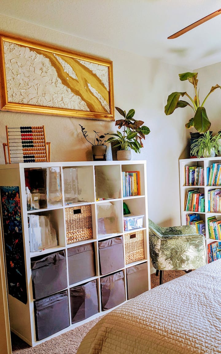 Kutak za čitanje pun knjiga  i igračaka za djecu.