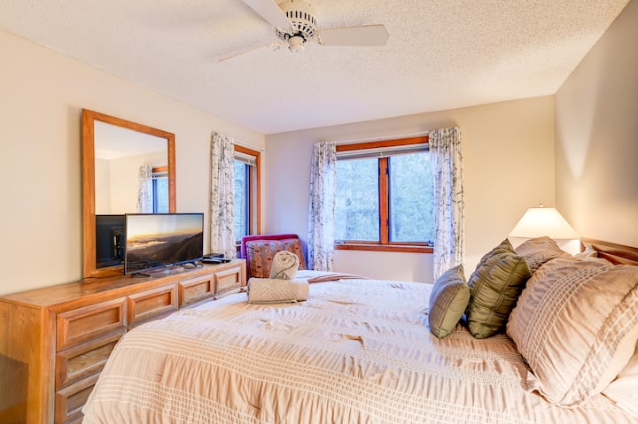 Comfy queen bed, morning light, and a peek of the forest view!