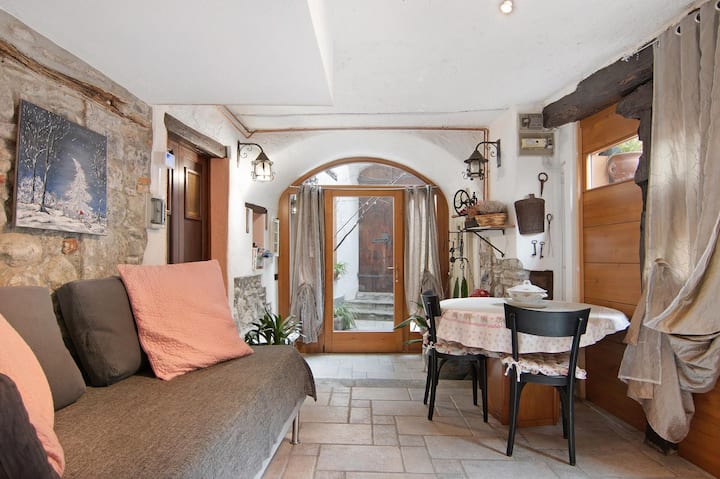 Sala de estar con vista al patio trasero