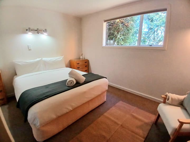 La chambre 3 est située en bas (accès extérieur uniquement). Elle dispose d'une salle de bain privée.