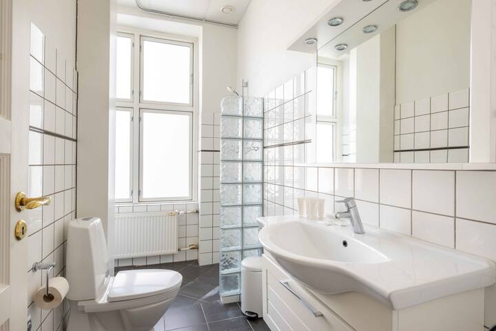 Tivoli Gardens Apartment w/3BR for 7 People gallery image 5