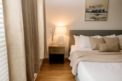 Mainerz-
2 bedrooms
King & King Suite #201