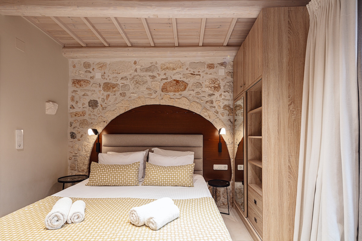 ตู้เสื้อผ้าที่ออกแบบมาอย่างทันสมัยพร้อมกระจก!