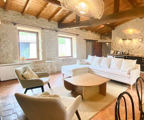 Renovated stone house: Chic countryside & Jacuzzi