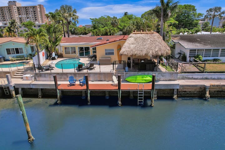 Walk to the Beach Coral Reef Waterfront Pool House gallery image 2
