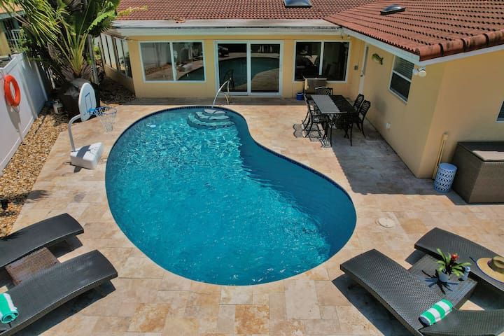 Walk to the Beach Coral Reef Waterfront Pool House