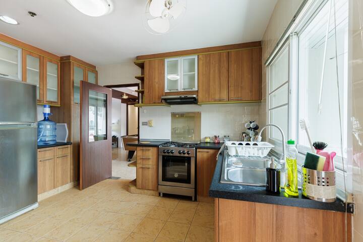 Lux New Renov Suite w Pool Table 3BR/6Pax, Soi 11 gallery image 5