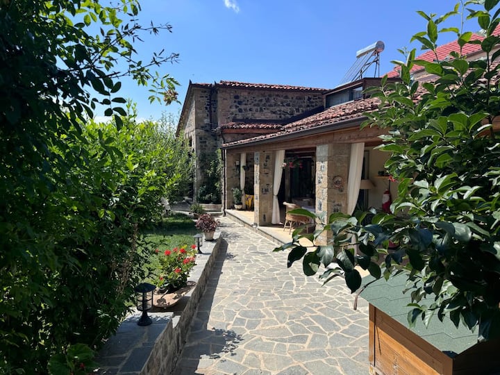 Cheerful 3-bedroom vacation home with garden