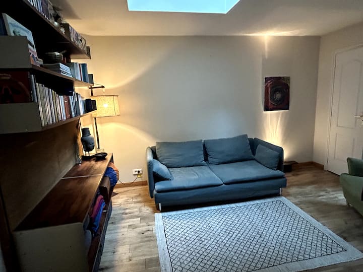 Two-story House Near Montmartre - Francia