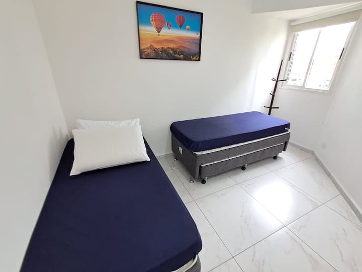 Quarto 02 - 2 Bicamas e 1 TV Smart 43"