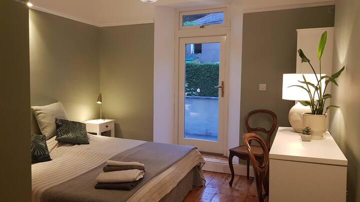 нашата „градинска стая“ с достъп до балкон, в която могат да спят 1 или 2 души в удобно двойно легло. Стаята е обзаведена с 2 нощни шкафчета и лампи, малък гардероб и бюро.