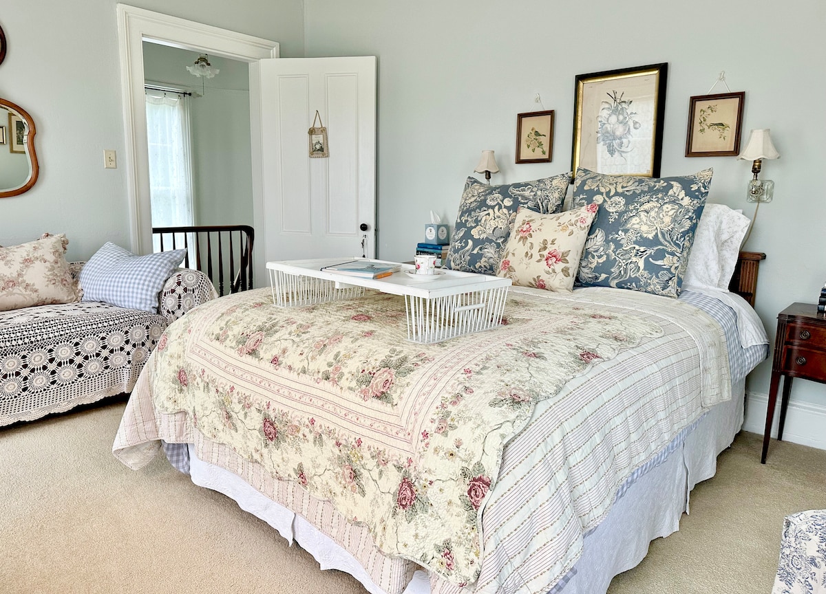 Naša soba „James & Mary” ima raskošan krevet od perja i debeli pokrivač koji će vas zagrijati u našim hladnim noćima na obali. Čak i ljeti, naše noći mogu biti prilično prohladne. Uživat ćete ušuškavanje u ovom udobnom (bračnom) krevetu!