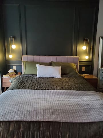 Gorgeous Renovated Victorian Roncesvalles Village