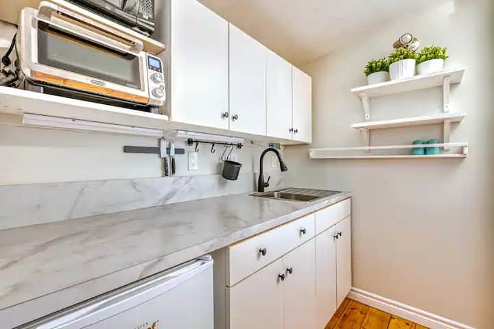 Lit King, Kitchenette, Parking, Suite à L'étage - Carleton Place