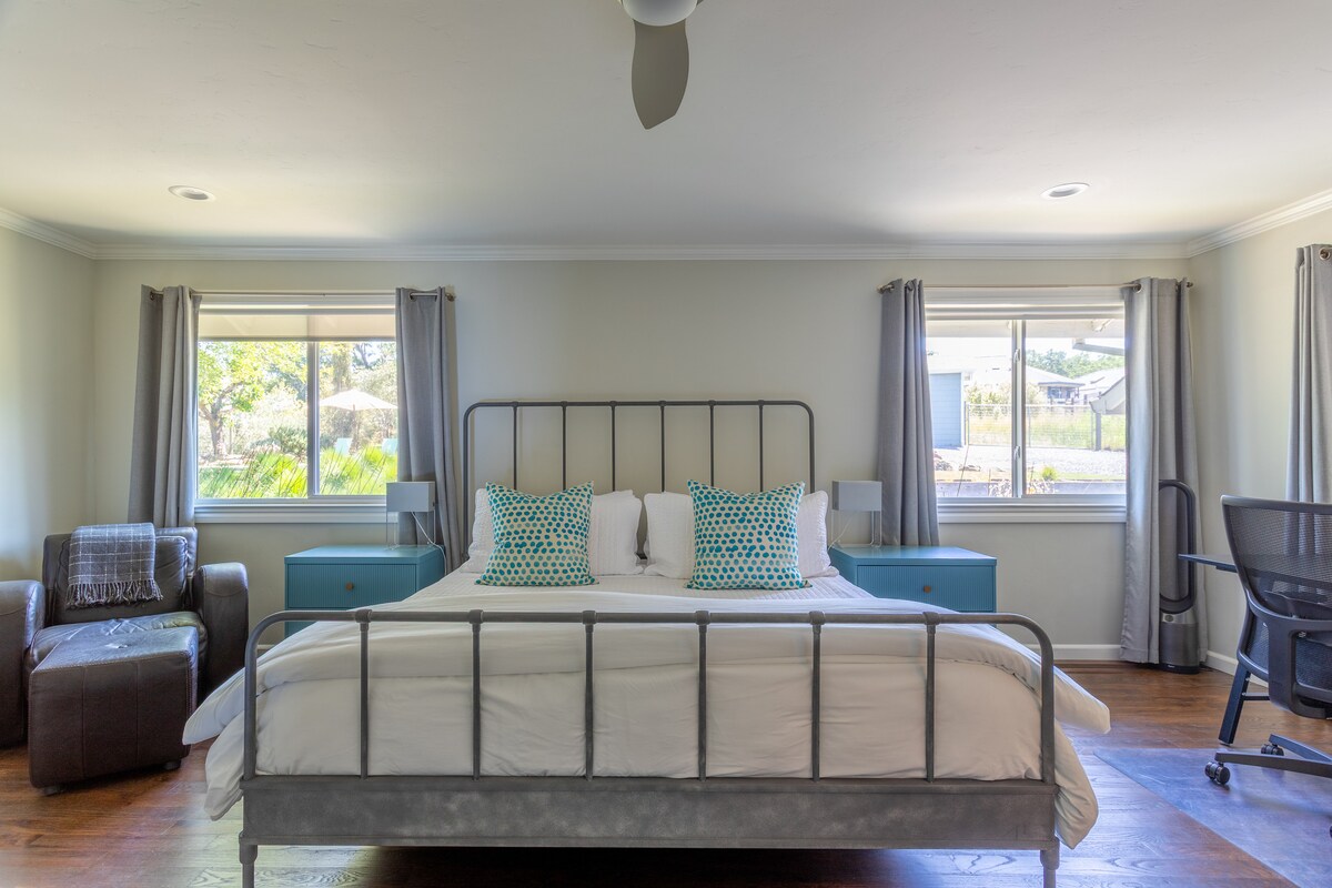 ห้องนอนหลักพร้อมเตียงคิงไซส์และห้องน้ำในตัว