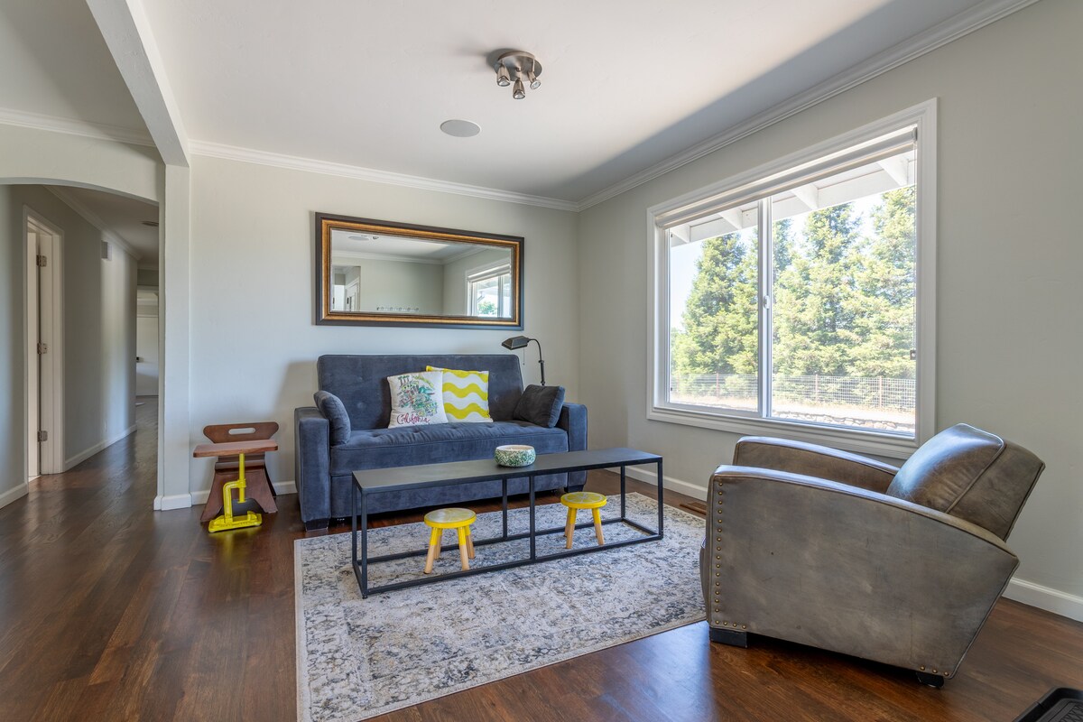 ห้องนั่งเล่นเล็กที่ 2 พร้อมเตียงโซฟา 