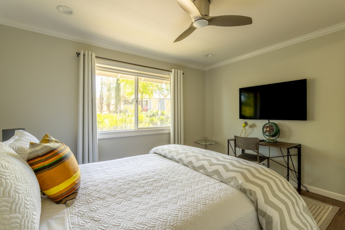 ห้องนอนพร้อมเตียงควีนไซส์และทีวี