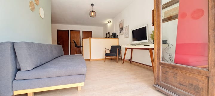 Espace salon avec canapé (convertible Habitat), tv, box, internet