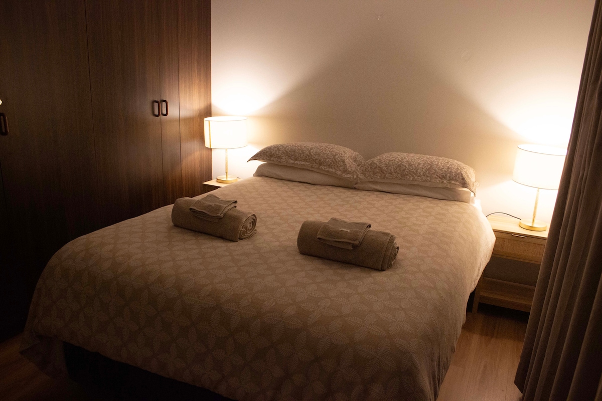 Chumba bora cha kulala chenye mkusanyiko bora wa mifupa, mashuka na doona safi ya sufu kwa ajili ya kulala bila kusahaulika. 