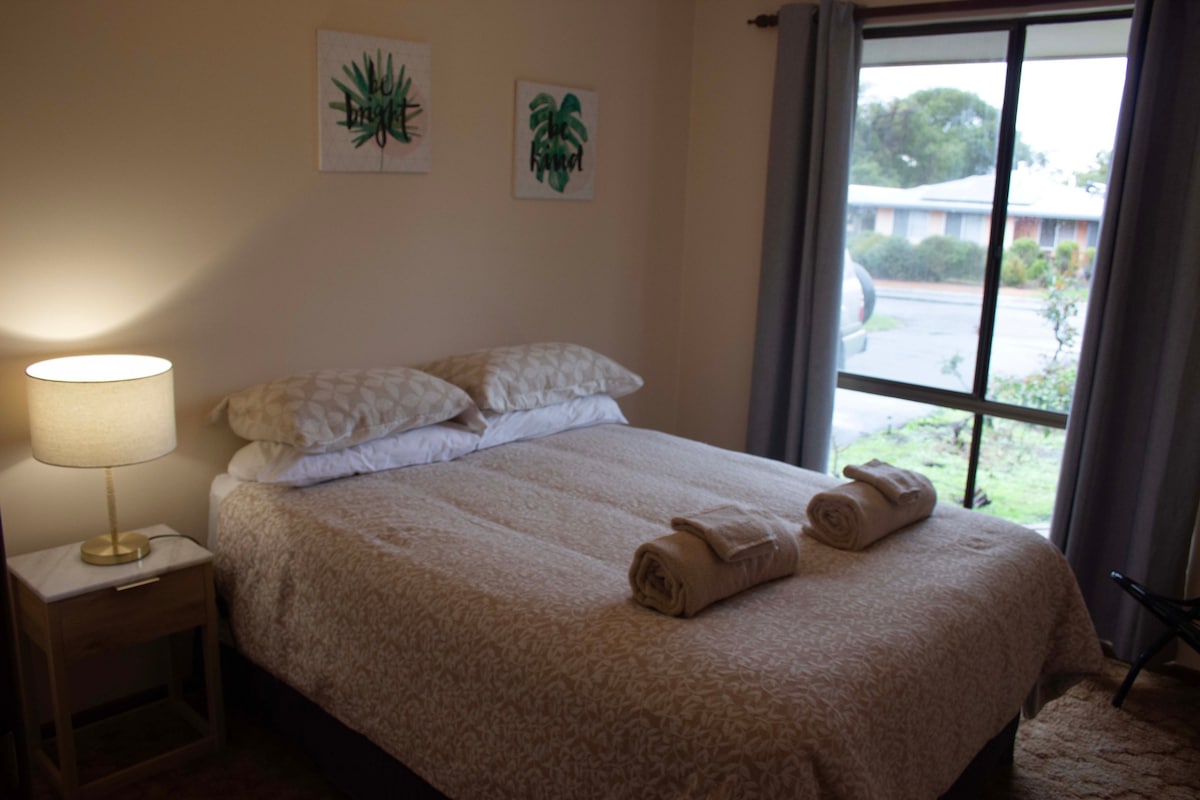 Kitanda kipya cha orthapedic, fanicha, mashuka na doona safi ya sufu kwa ajili ya kulala bila kusahaulika. Chumba ninachokipenda - kilichoinuliwa na angavu. 