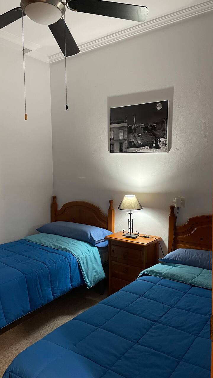 Dormitorio 4 con dos individuales y armario y ventilador