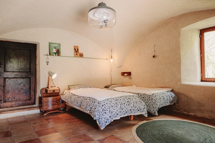 Chumba cha 2 cha kulala: 
- au kitanda 1 chenye upana wa sentimita 180
-au vitanda 2 vya mtu mmoja upana wa sentimita 90