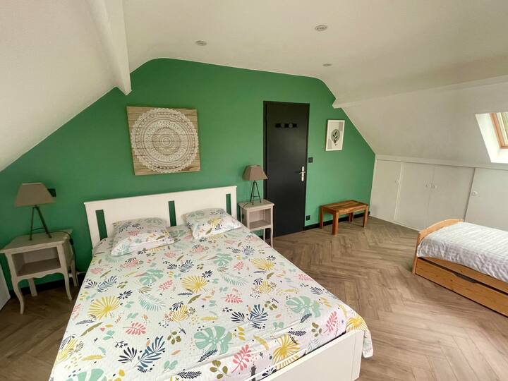 KA: საერთო საცხოვრებლის ზემოთ ოთახი 1 ორადგილიანი საწოლით 160x200, 3 ერთადგილიანი საწოლი ერთი ადამიანისთვის (90x190). სათავსო.
KA: საერთო საცხოვრებლის ტიპის საძინებელი ერთი 160x200 სმ ორადგილიანი საწოლით და სამი 90x190 სმ ერთადგილიანი საწოლით. ხელმისაწვდომია სათავსო.