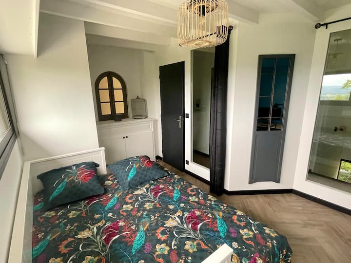 KA: ზემოთ საძინებელი 1 ან 2 ადამიანისთვის განკუთვნილი გასაშლელი დივნით (160x200), გარდერობითა და სამუშაო მაგიდით. ხეობის ხედი.
KA: საძინებლის ზემოთ არის 1 ან 2 ადამიანისთვის განკუთვნილი საწოლი (160 × 200 სმ), გარდერობი და სამუშაო მაგიდა. ხეობის ხედი.