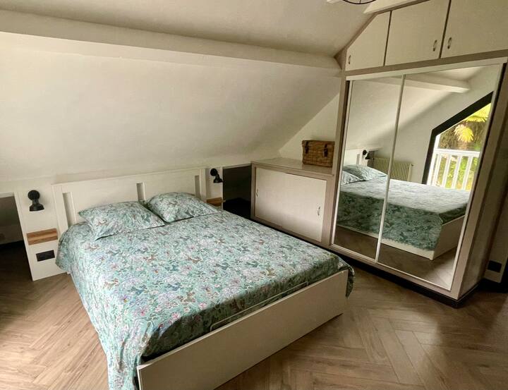 FR : Chambre à l 'étage, vue piscine. 1 lit 160x200, 1 penderie, 1 bureau.
KA : ზემოთ საძინებელი აუზის ხედით. Ერთი 160 × 200 სმ საწოლი, ერთი გარდერობი და ერთი სამუშაო მაგიდა.