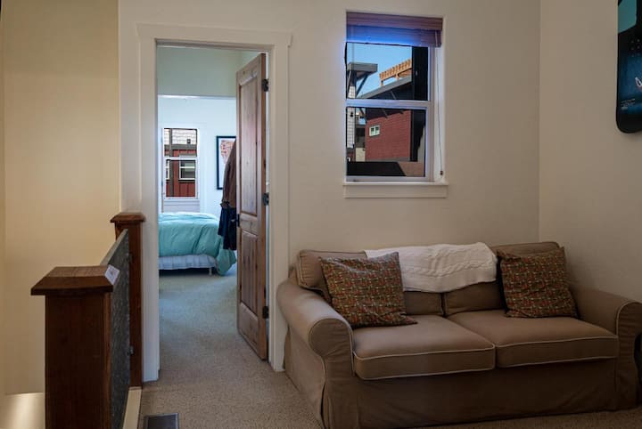 En bäddsoffa finns i flexutrymmet mellan de två sovrummen.