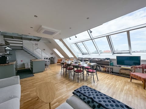 Top performing Airbnb: Panoramic terrace view, loft3 next to city centre in Landstraße